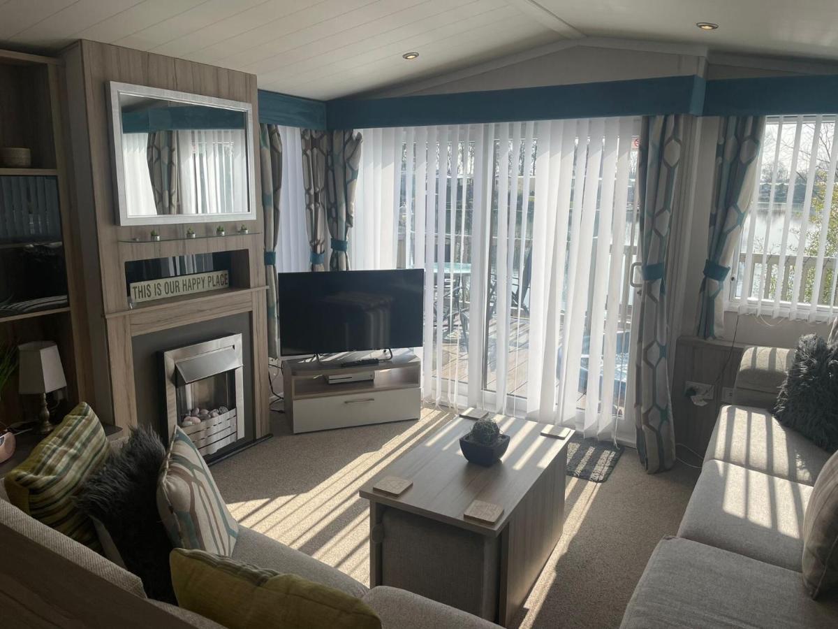 Lakeside Retreat 3 With Hot Tub, Private Fishing Peg Situated At Tattershall Lakes Country Park Exterior photo