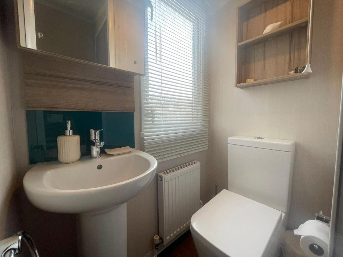 Lakeside Retreat 3 With Hot Tub, Private Fishing Peg Situated At Tattershall Lakes Country Park Exterior photo