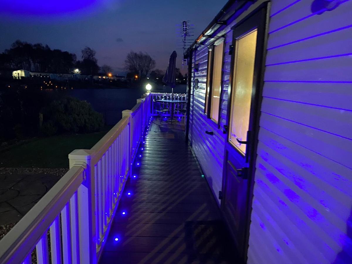 Lakeside Retreat 3 With Hot Tub, Private Fishing Peg Situated At Tattershall Lakes Country Park Exterior photo